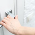 drzwi zewnętrzne do mieszkania w bloku